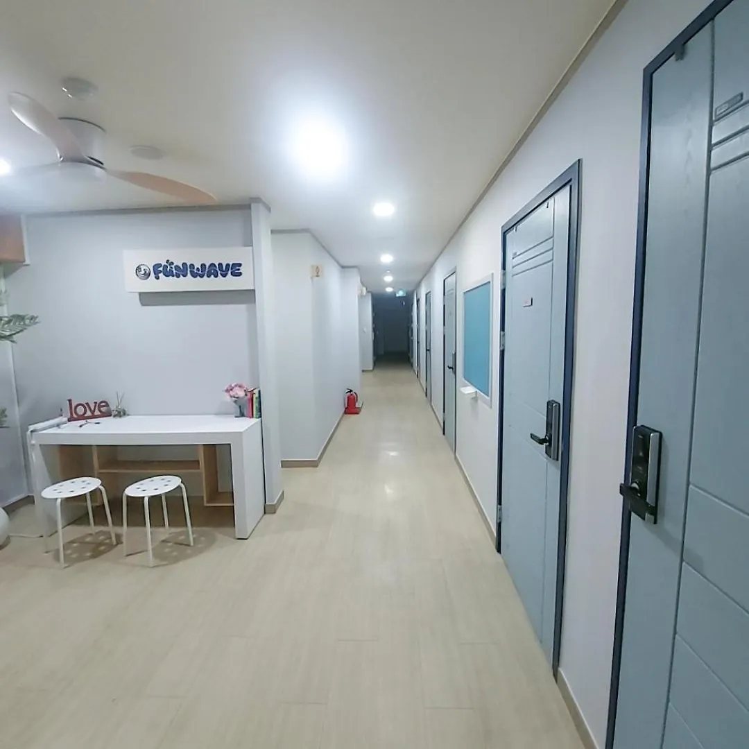 Funwave Guest House Μπουσάν